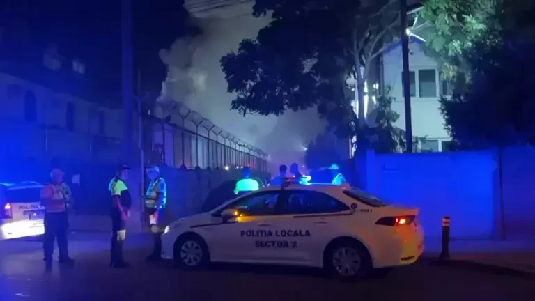 Incendiu la un depozit din Sectorul 2 din București. Locuitorii din zonă, avertizați prin Ro-Alert să închidă geamurile