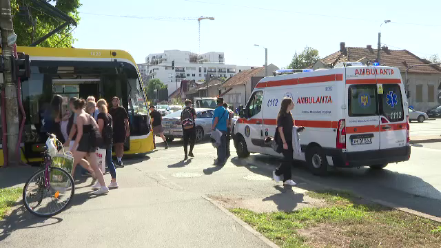 O șoferiță a ajuns la spital după ce mașina ei a fost lovită de un tramvai în Timișoara. Mărturia vatmanului