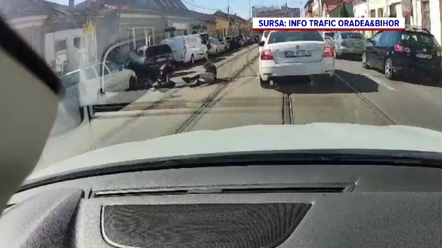 Momentul în care doi tineri au căzut de pe trotineta electrică, în Oradea. Mergeau pe contrasens