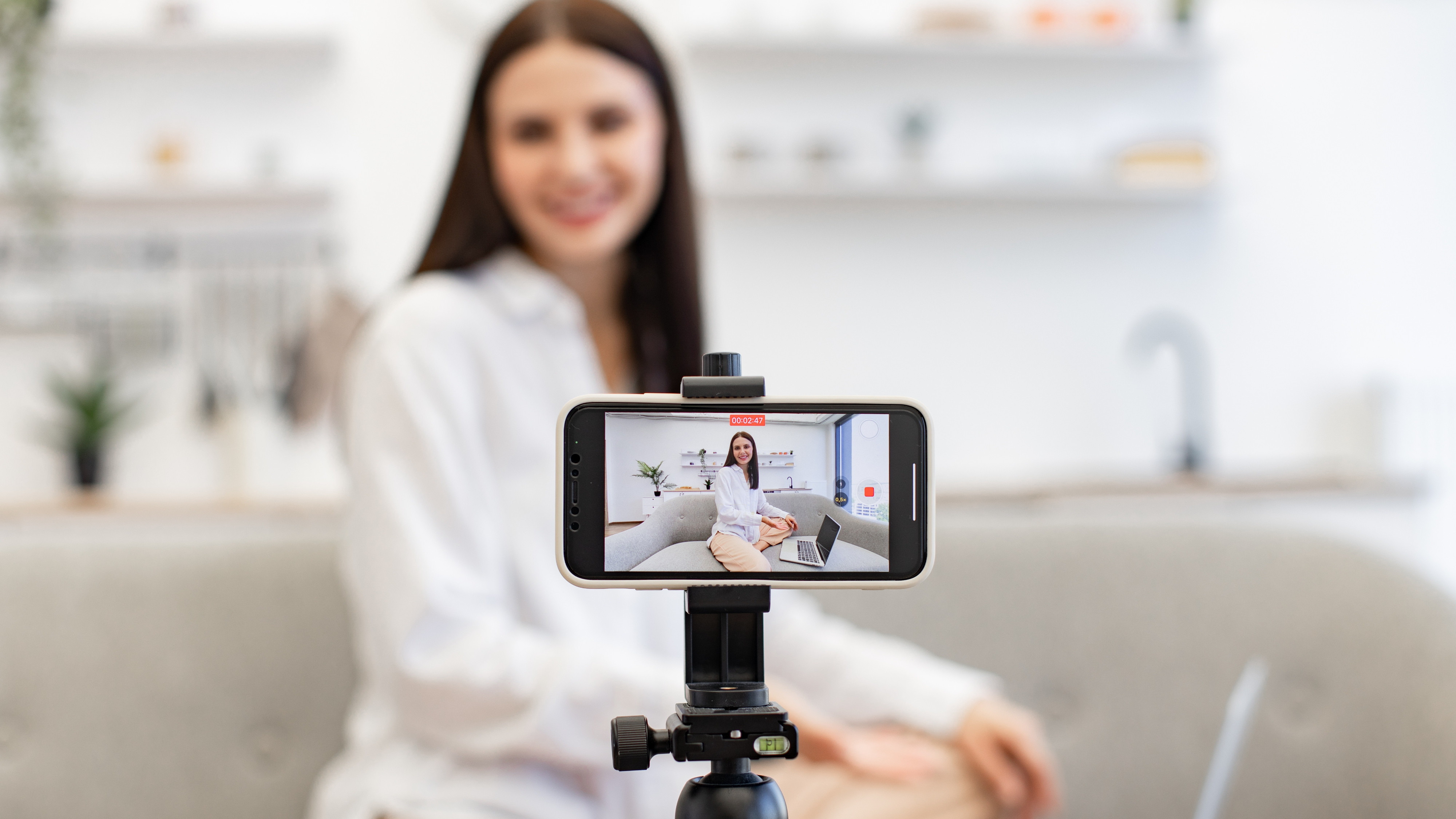 CNA impune reguli stricte pentru influenceri. Trebuie să se înregistreze și să marcheze clar reclamele plătite