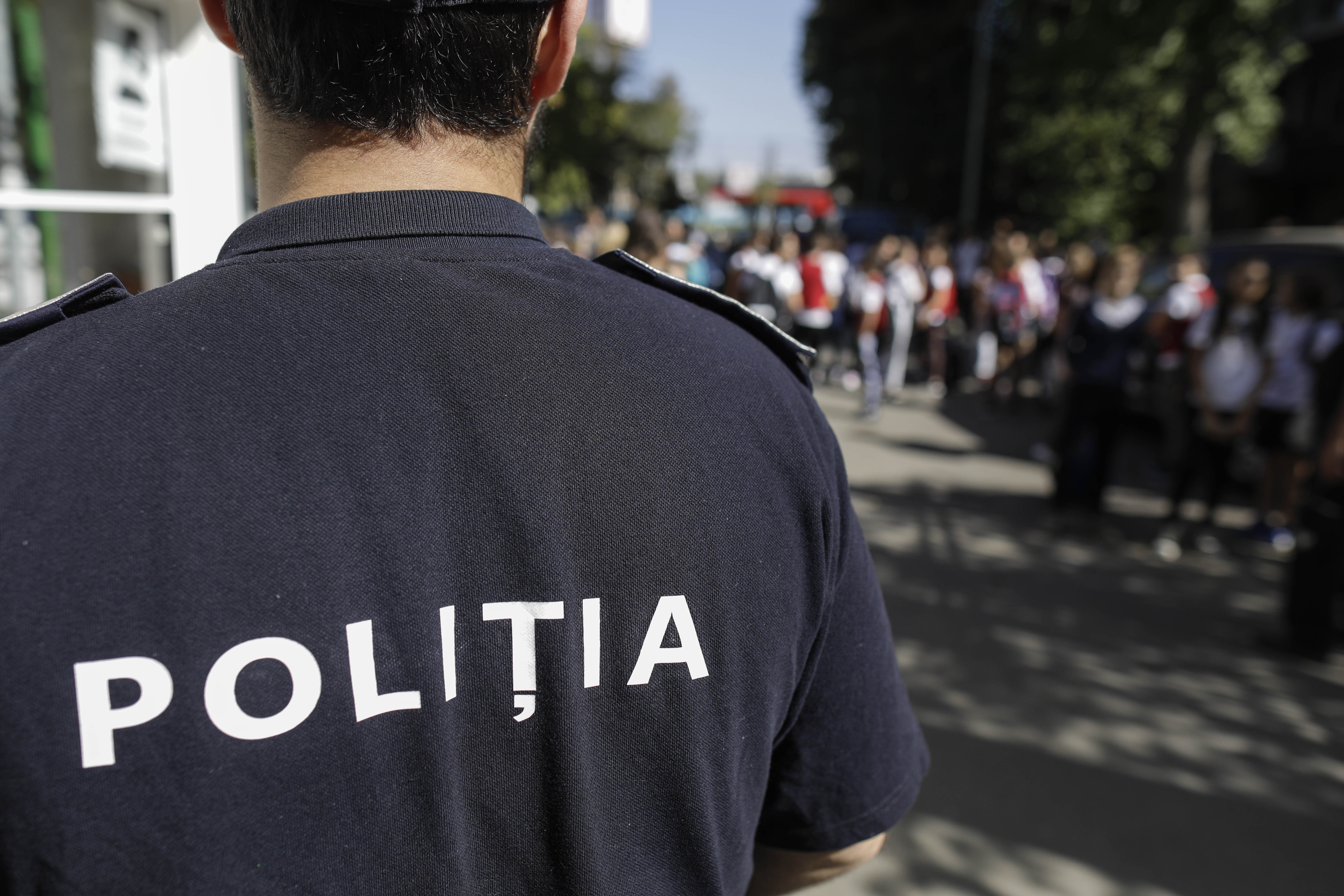 O elevă din Gorj a fost reținută după ce a amenințat cu cuțitul un coleg. Incidentul s-a petrecut pe holul liceului