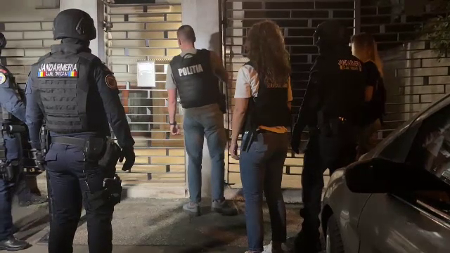 Percheziții în Timișoara la casele unui clan. Polițiștii au găsit arme și o grenadă funcțională