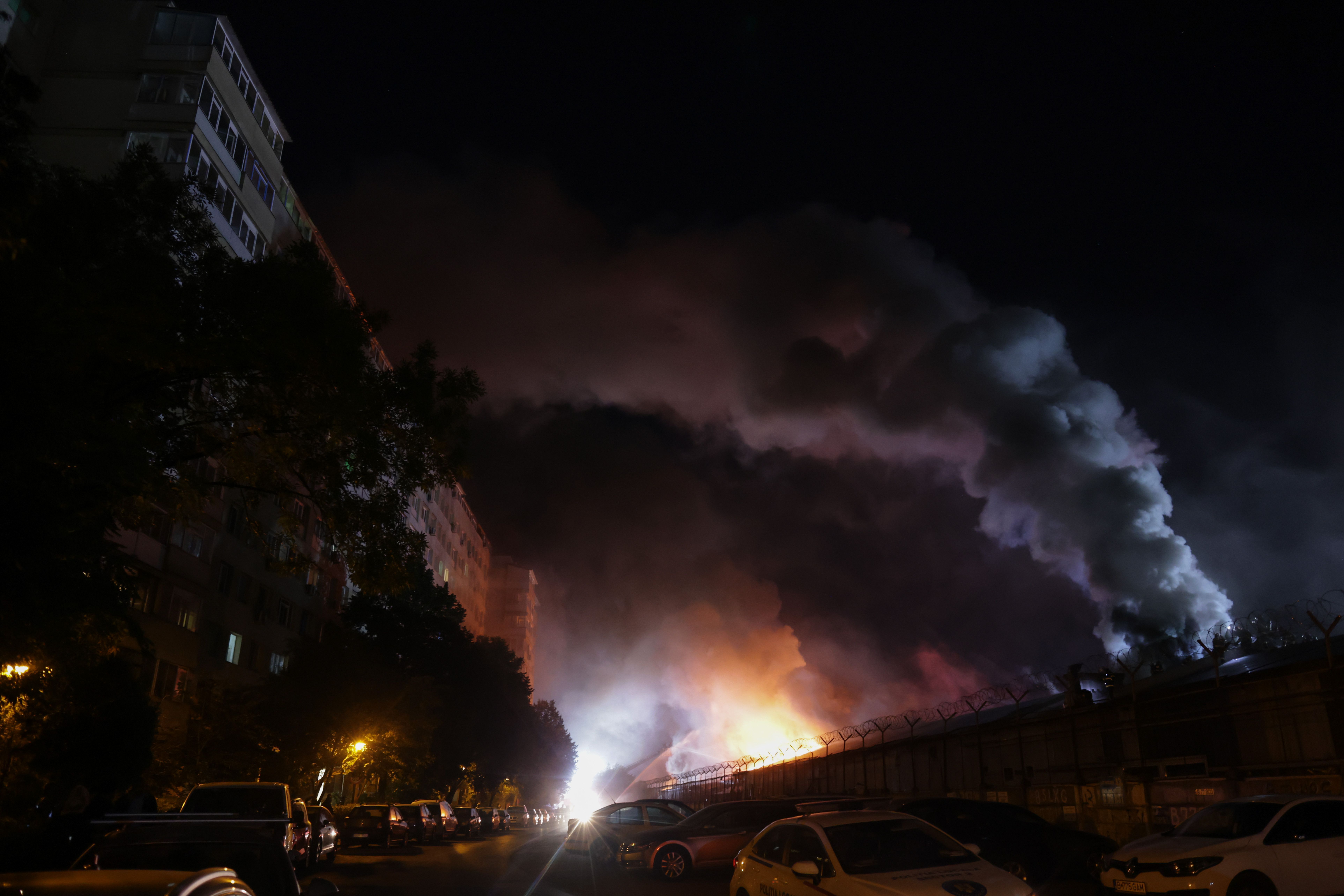 Un nor de fum toxic a învăluit Bucureștiul în urma incendiului devastator din Sectorul 2: „Nu se poate respira deloc”