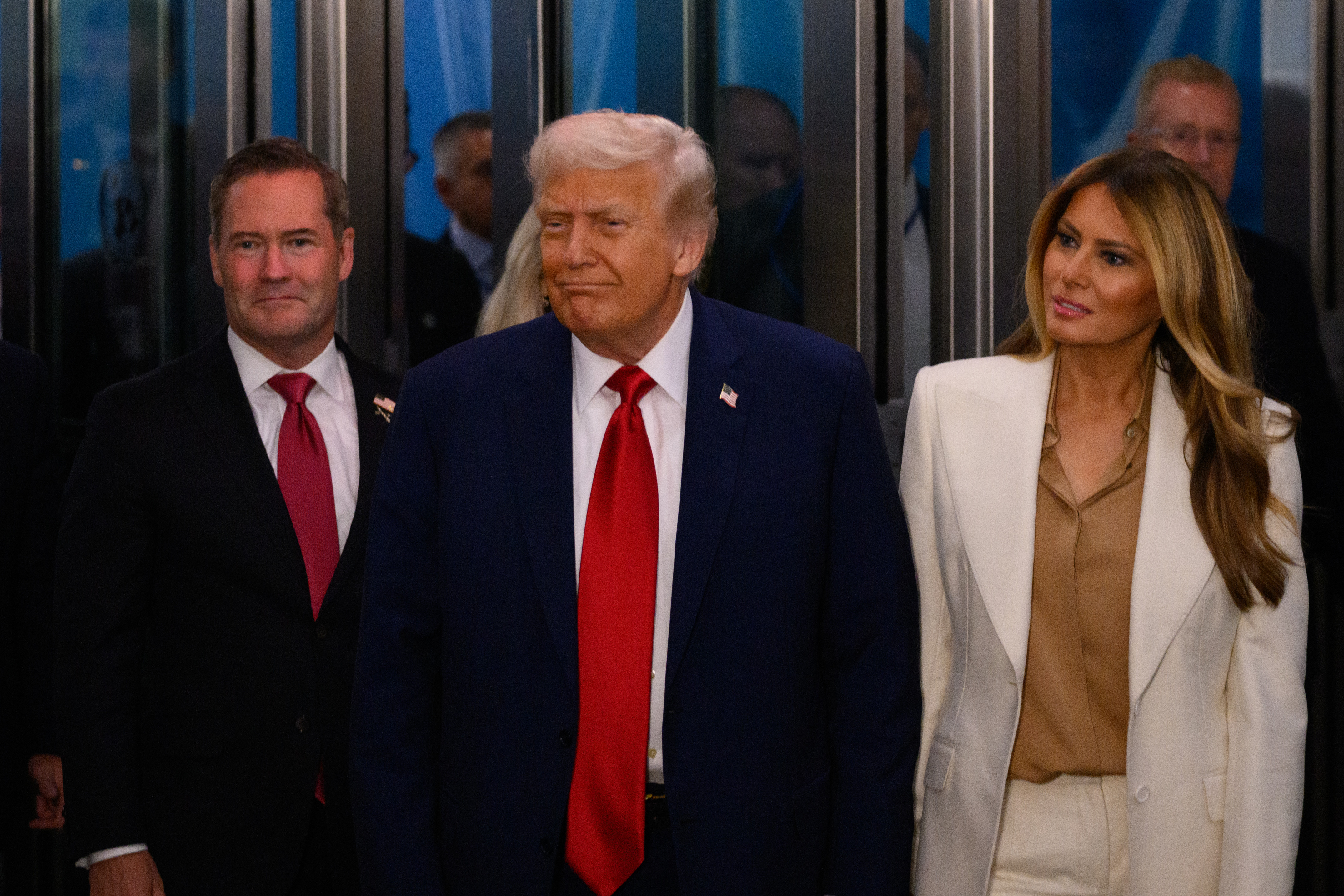 Donald și Melania Trump, surprinși în timpul unei conversații tensionate. Ce a dezvăluit un expert în citirea buzelor. VIDEO