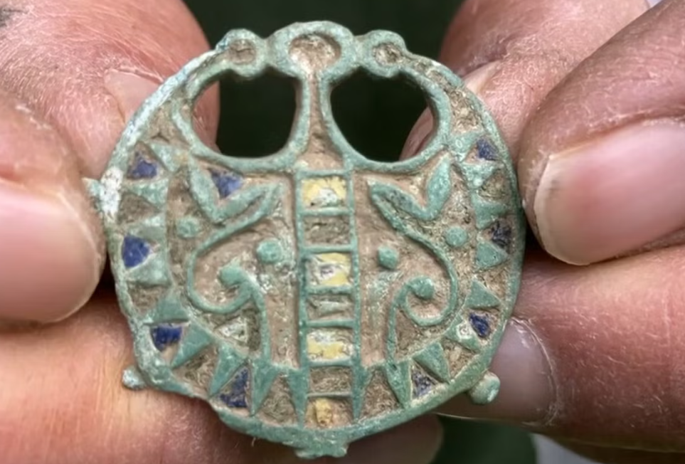 Un v&acirc;nător de comori a găsit un obiect roman vechi de 2.000 de ani. &bdquo;Am crezut că era un fel de insignă&rdquo;