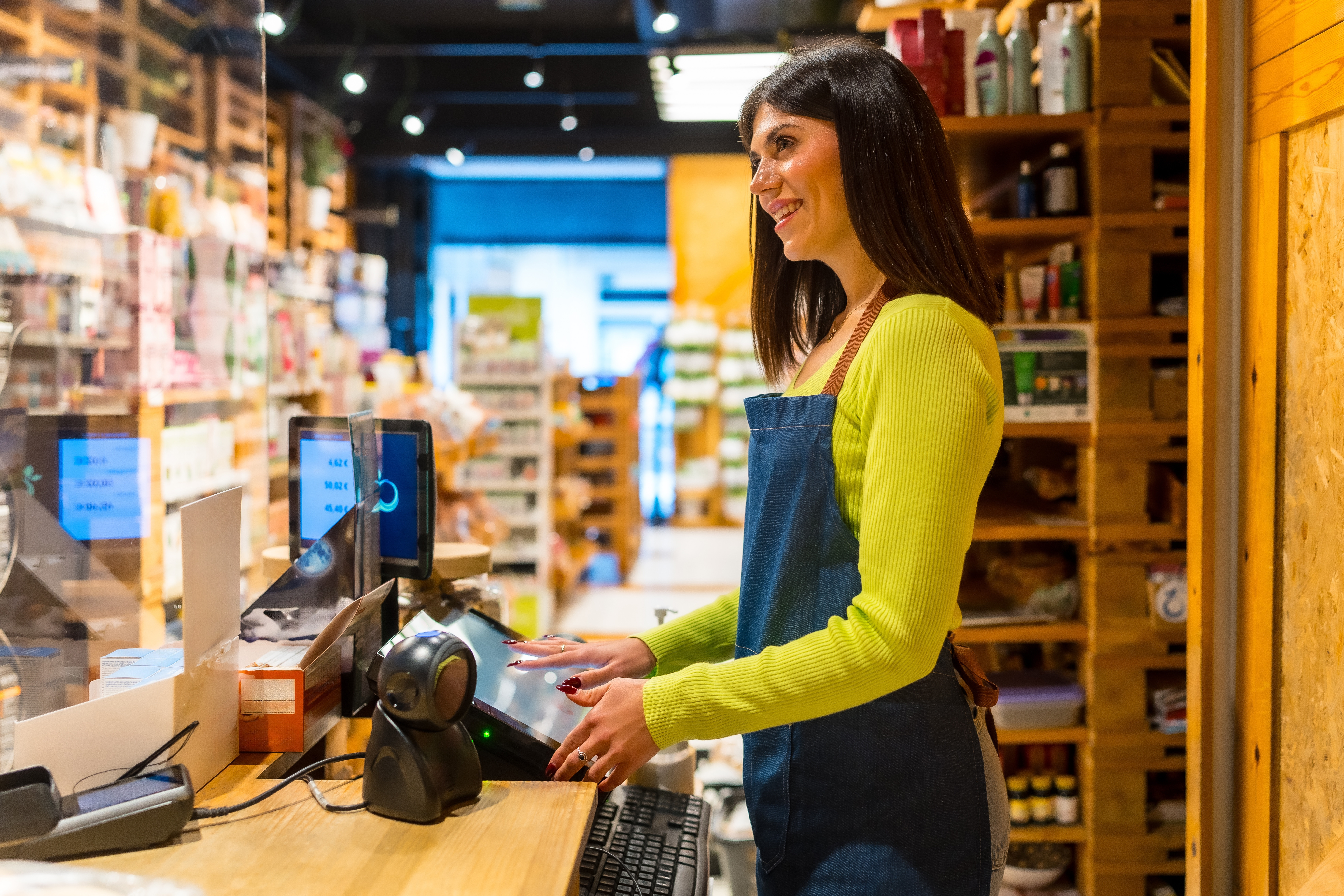 O vânzătoare din Roman caută o clientă pentru a-i înapoia bani. ”Mi-ați dat cu 100 de lei mai mult”