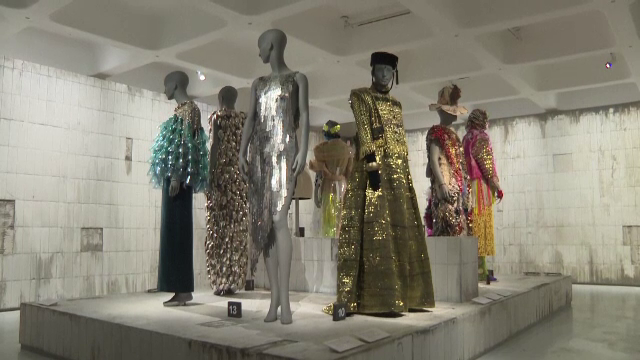 Expoziție șocantă la Londra. Designerii au adus rochii din gunoaie, împodobite cu PET-uri, linguri și cristale bizare