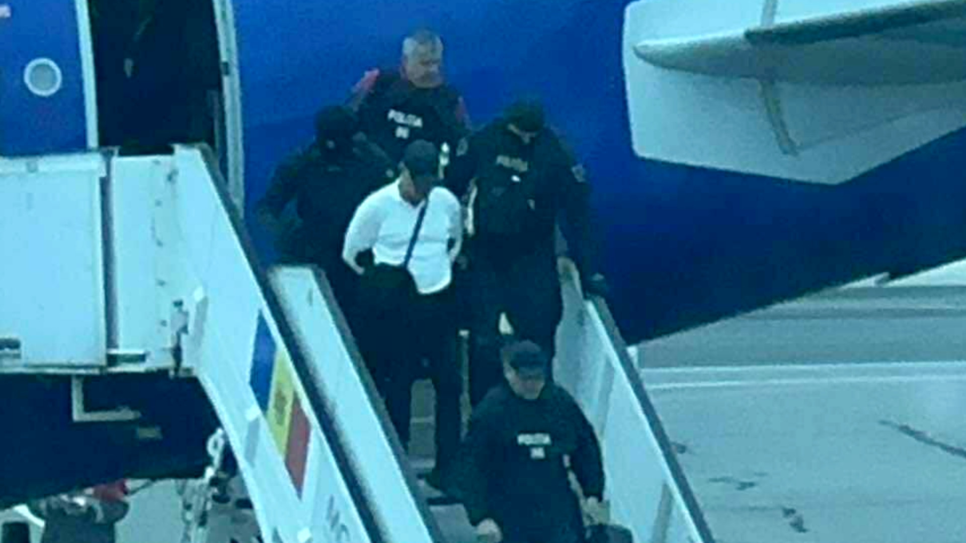 Imagini virale cu Vladimir Plahotniuc din avionul cu care a fost extrădat din Grecia. Cum a fost dus la Chișinău | VIDEO