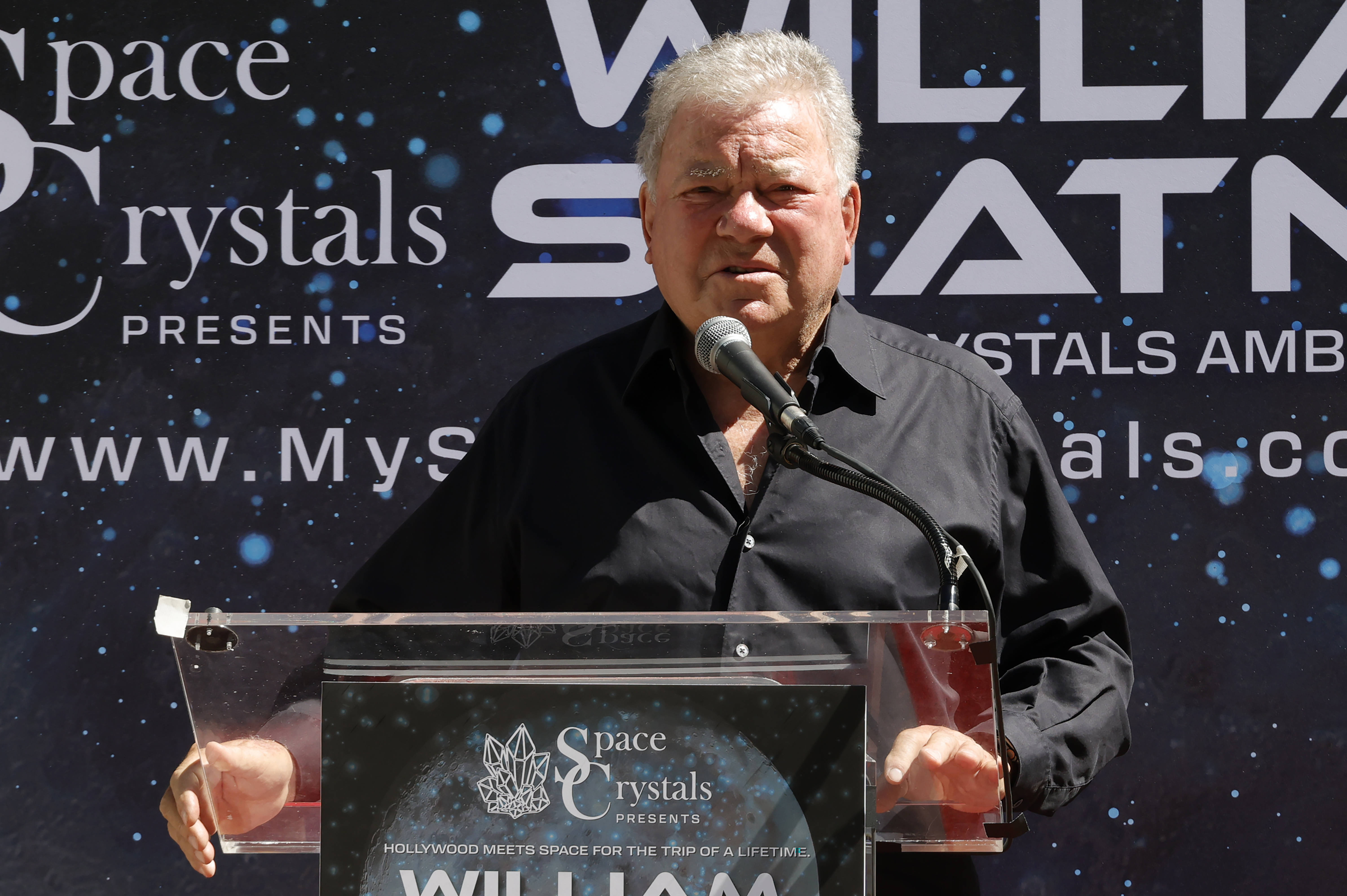 „Căpitanul Kirk” din Star Trek, dus de urgență la spital. La 94 de ani, William Shatner a biruit cancerul și a fost în spațiu