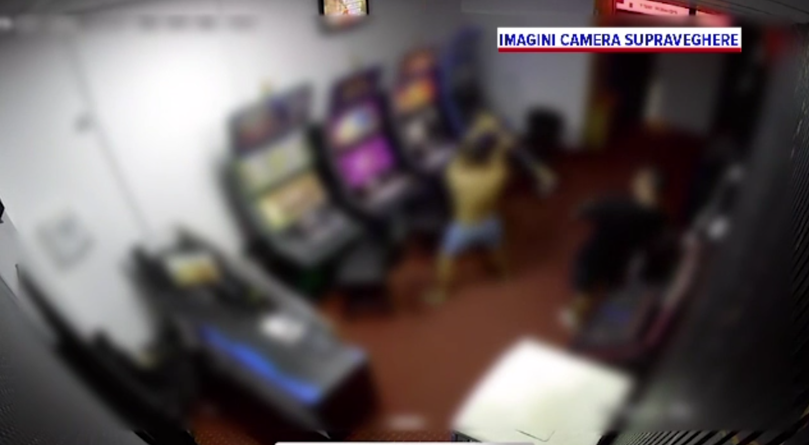 Un bărbat a pierdut mii de lei la jocuri de noroc și s-a răzbunat distrugând aparatele cu toporul într-o sală din Craiova