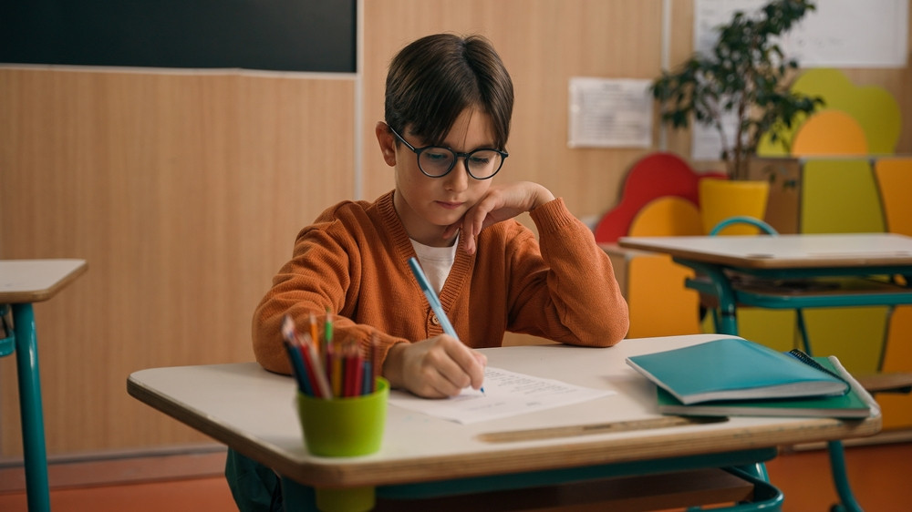 Proiect: Sute de copii din Bucureşti ar putea primi până la 500 lei pentru achiziţionarea ochelarilor. Care sunt condițiile