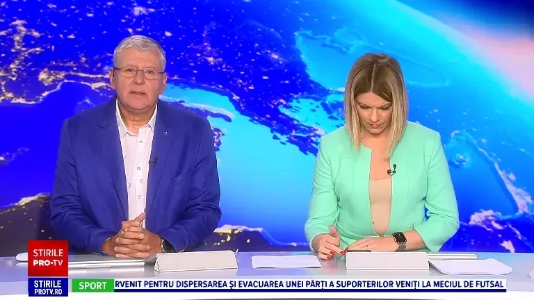 Expoziție șocantă la Londra. Designerii au adus rochii din gunoaie, împodobite cu PET-uri, linguri și cristale bizare