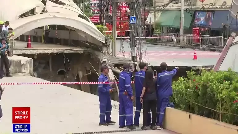 O groapă imensă s-a format pe o stradă din Bangkok, după ce drumul s-a prăbușit lângă o secție de poliție