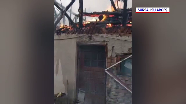 O casă din Argeș a fost distrusă în întregime de incendiu. Pompierii au luptat șase ore pentru a stinge flăcările