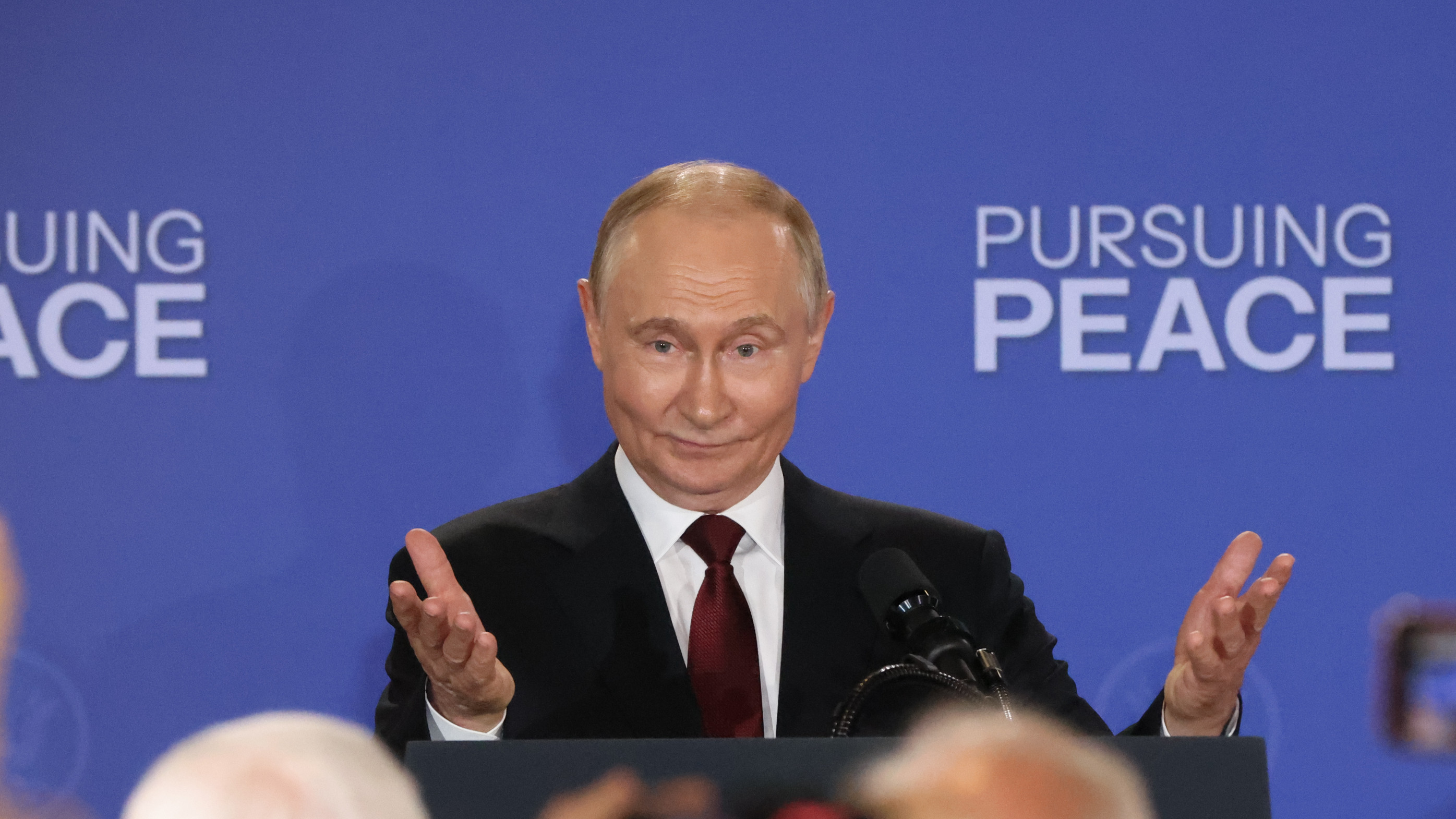 Bogați și fără voce: Cum i-a ținut Putin de partea sa pe miliardarii Rusiei în timpul războiului