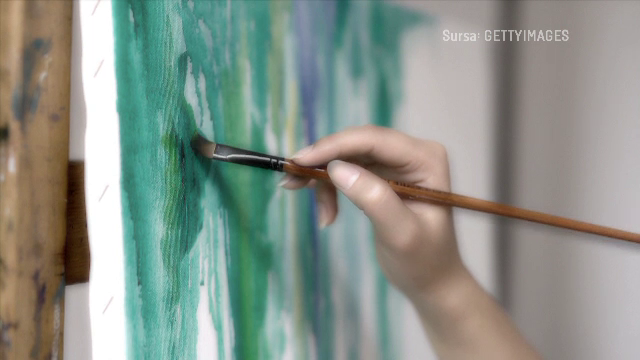 Un profesor din Dâmbovița a sărutat pe gât o elevă, în timpul orelor. Ce a zis la audieri