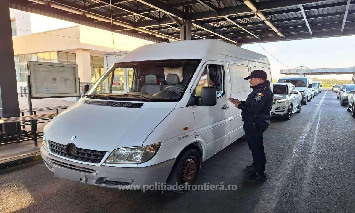 Descoperire de aproape 100.000 de euro într-un microbuz înmatriculat în Ucraina, în Satu Mare. Șoferul a fost amendat. FOTO