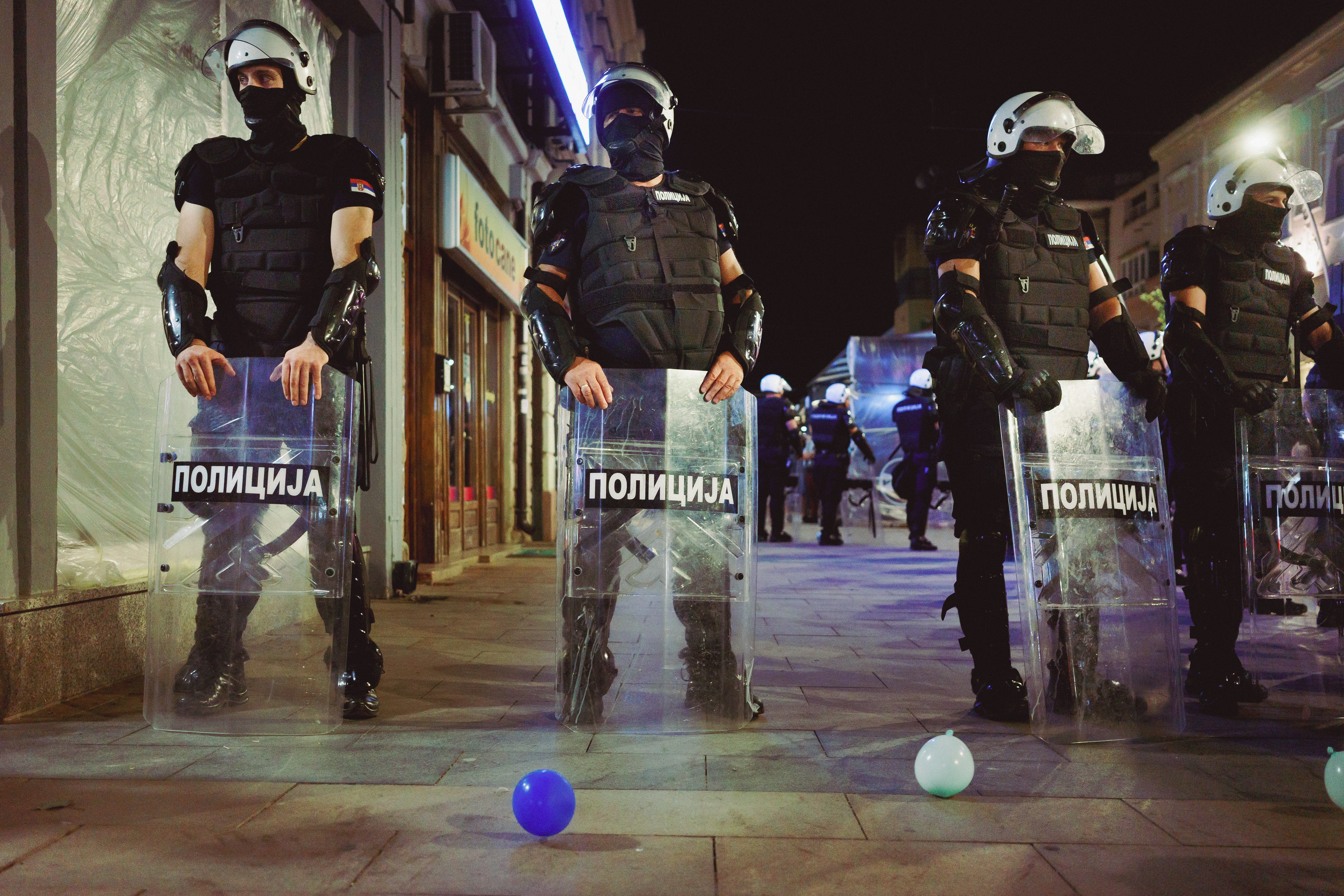 Poliția sârbă a arestat persoane care instruiau protestatari moldoveni și români în tactici de luptă