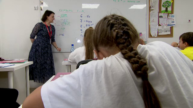 Raport: Părinții cheltuiesc anual peste 6.000 de lei pe meditațiile copiilor. Costurile aproape s-au triplat în ultimul an