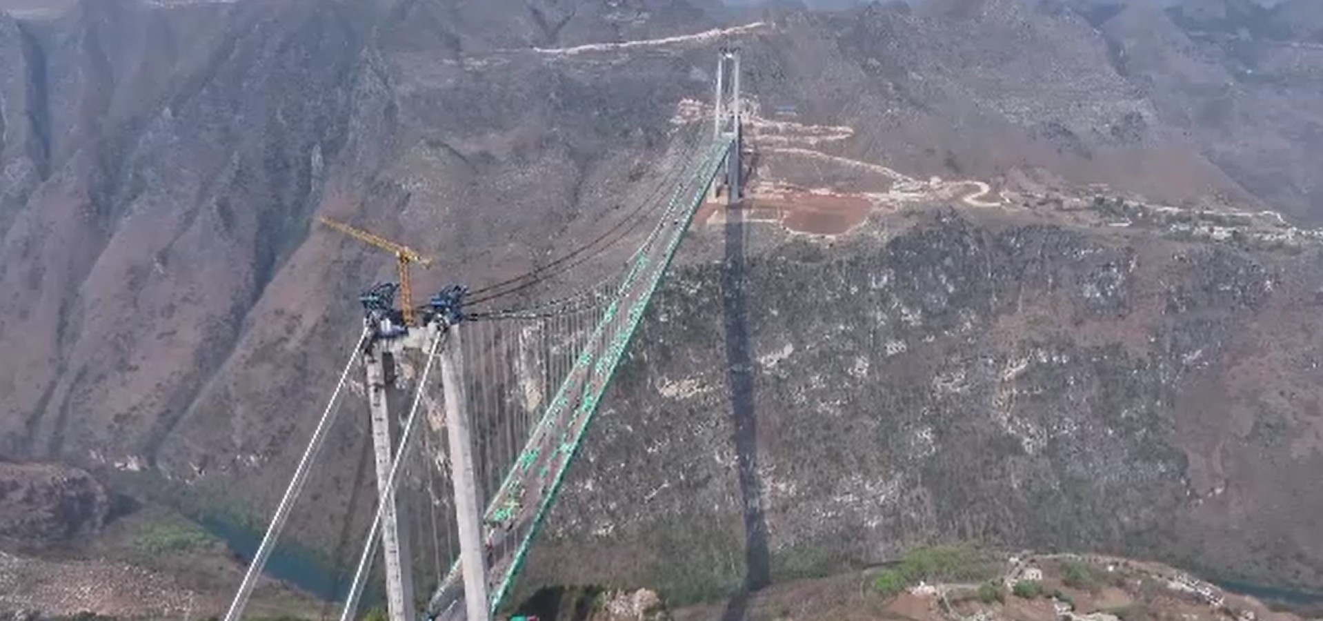 China se pregătește să deschidă cel mai înalt pod din lume. Se ridică la 625 de metri