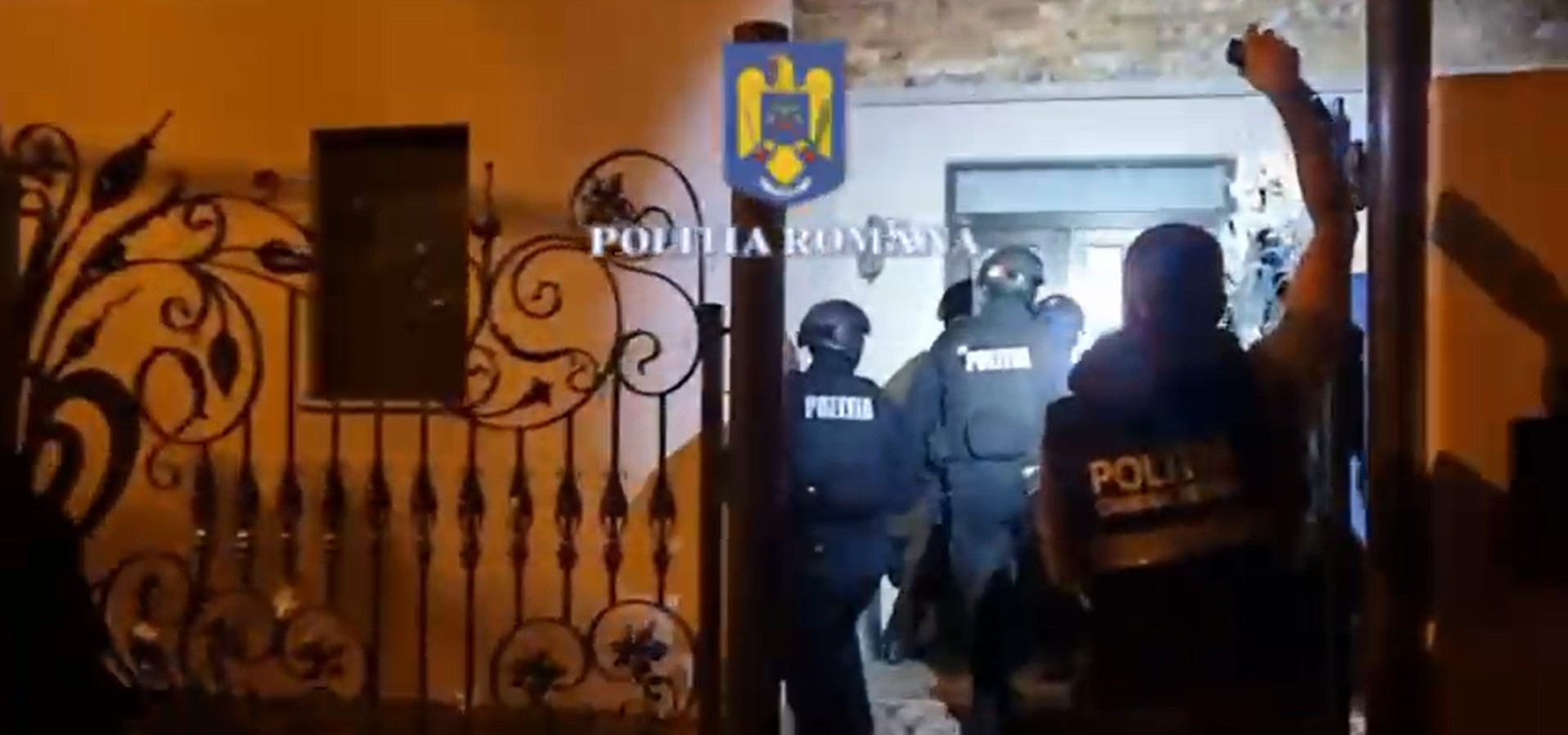 Percheziţii în Bihor. Șapte bărbați, suspectaţi că au spart cu sticle mai multe geamuri ale unui imobil din Arad. VIDEO