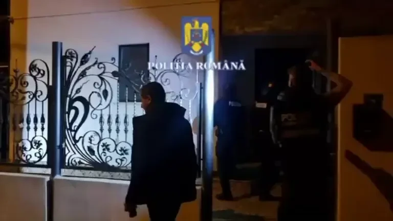 Percheziţii de amploare în Bihor. Șapte bărbați, suspectaţi că au spart cu sticle mai multe geamuri ale unui imobil din Arad
