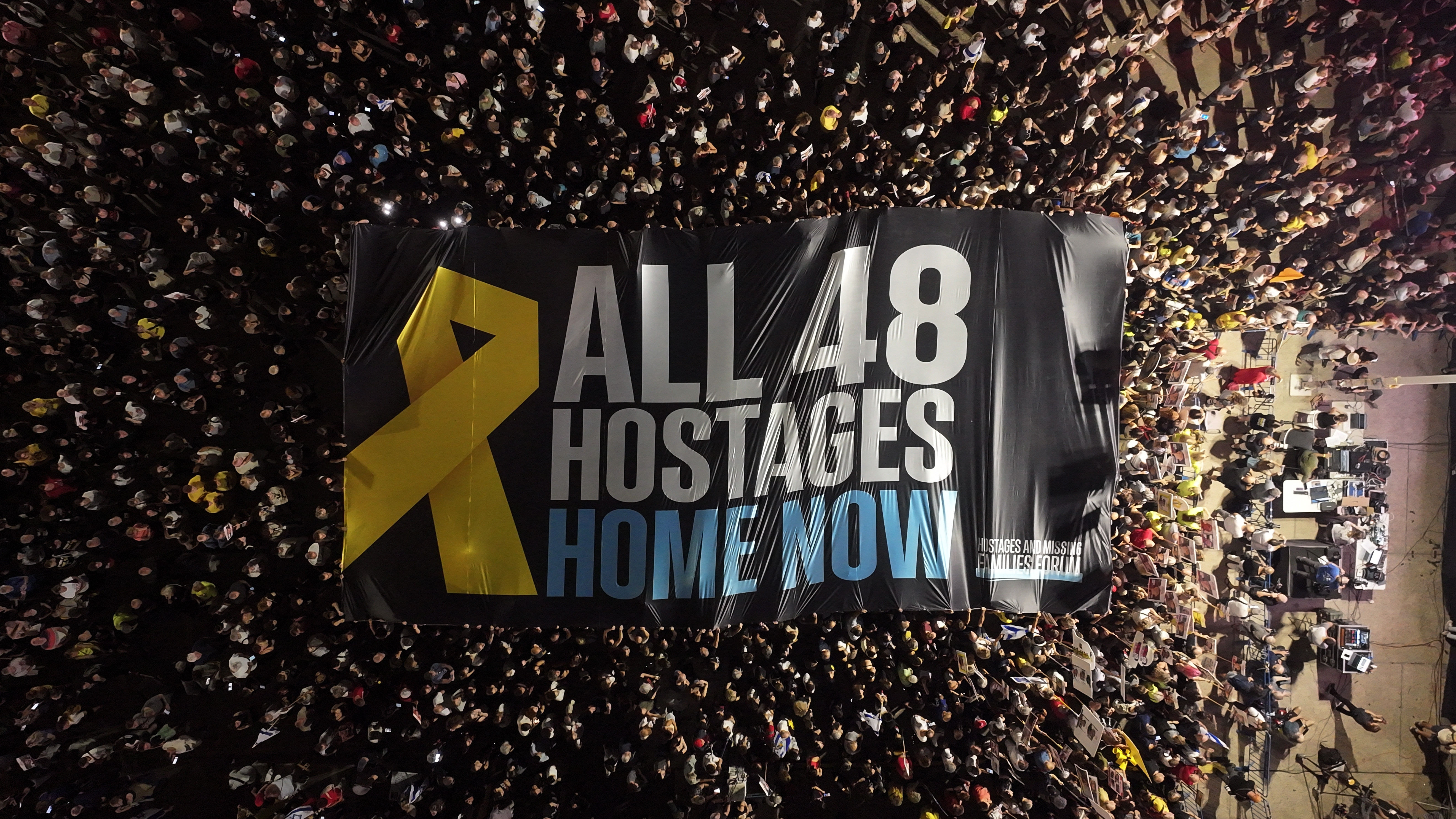 „Aduceţi-i acasă acum”. Mii de israelieni au protestat la Tel Aviv pentru un acord de eliberare a ostaticilor din Gaza. FOTO