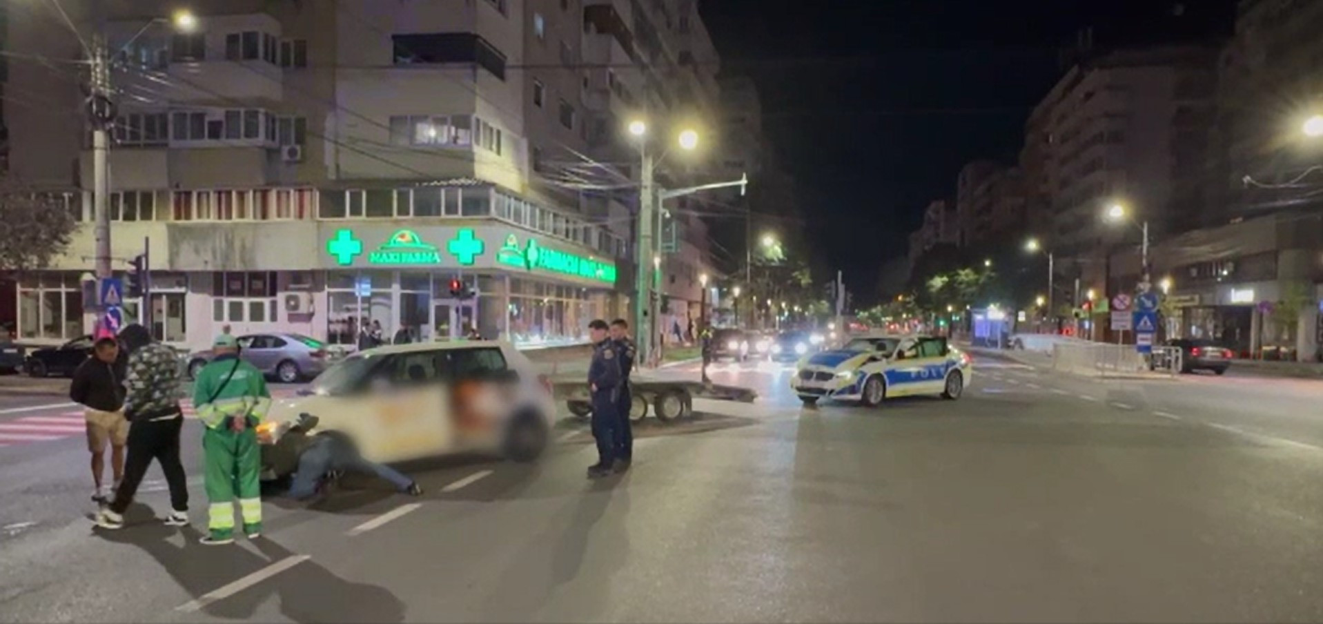 Accident în Buzău. O autospecială a Poliției, lovită în timpul unei misiuni de un livrator care le-ar fi tăiat calea