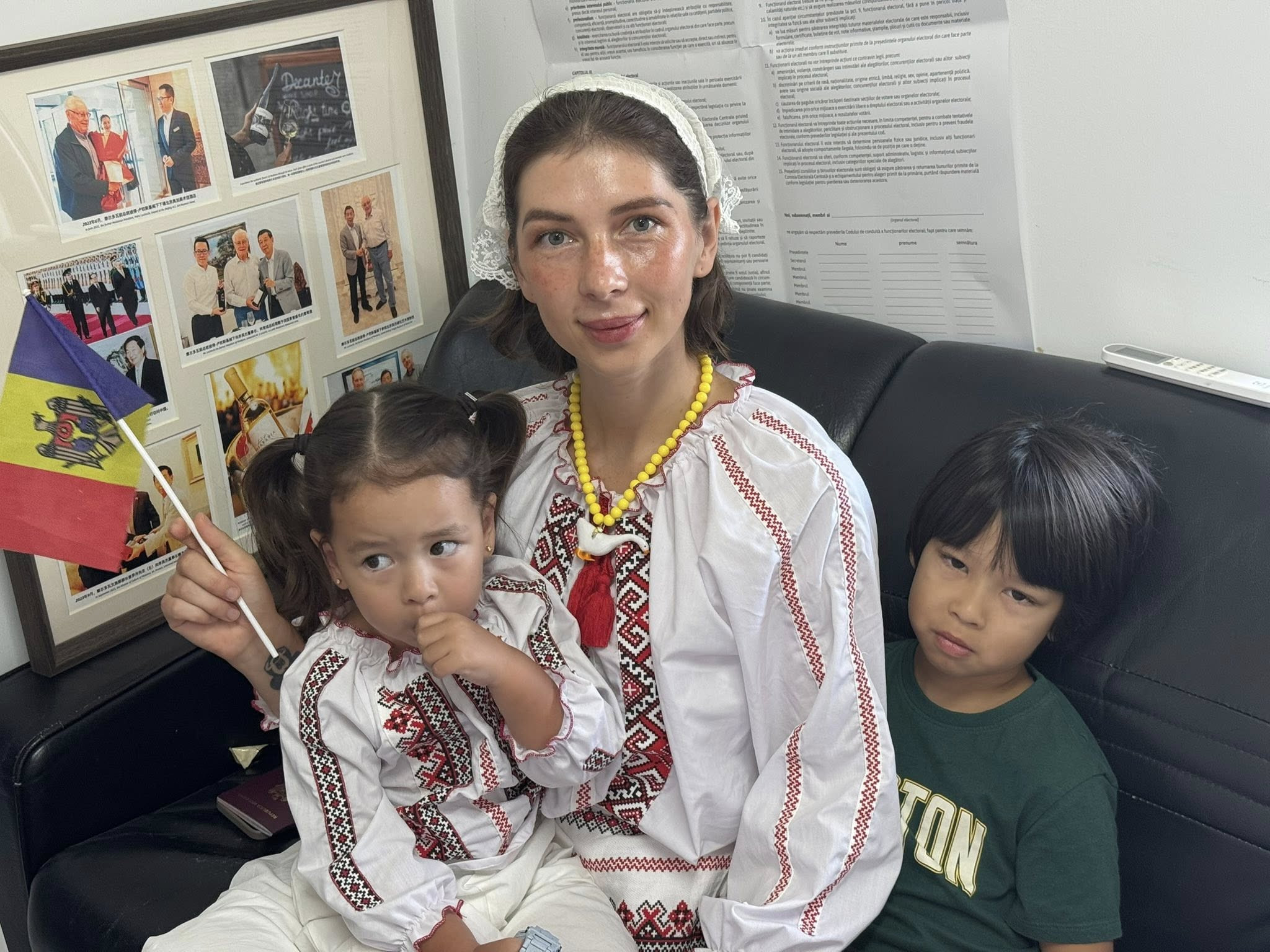 O moldoveancă din China a parcurs 1.400 km cu copiii pentru a vota la alegerile parlamentare: „Distanța nu oprește dorința”