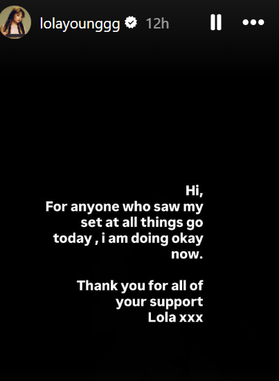 Lola Young a leșinat pe scenă la un concert din New York. Care este starea cântăreței. VIDEO