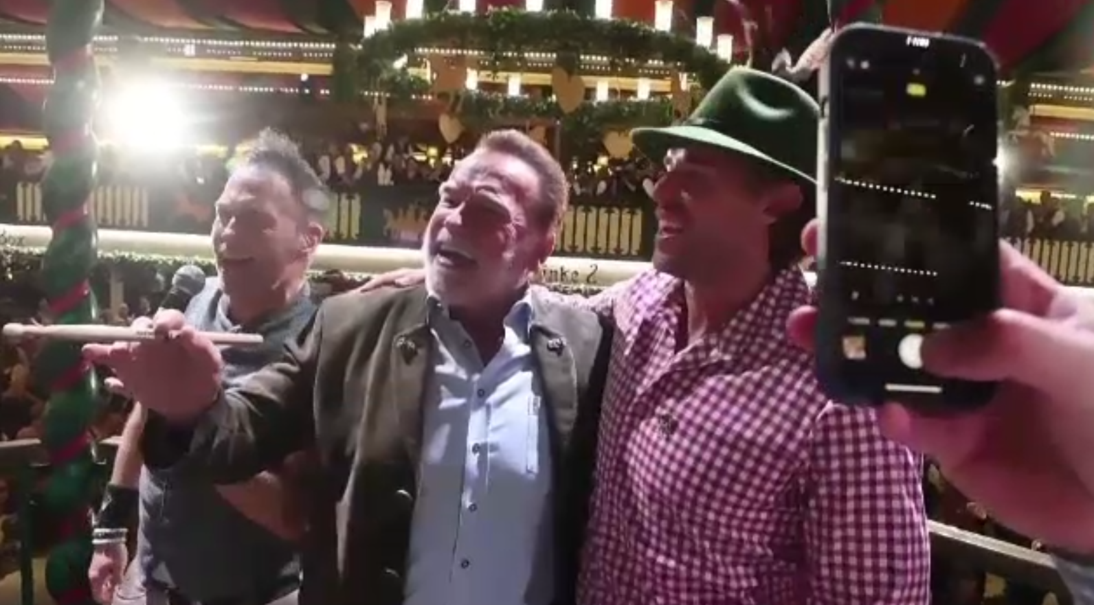 Arnold Schwarzenegger, vedeta surpriză la Oktoberfest: a dirijat fanfara și a ciocnit bere cu participanții