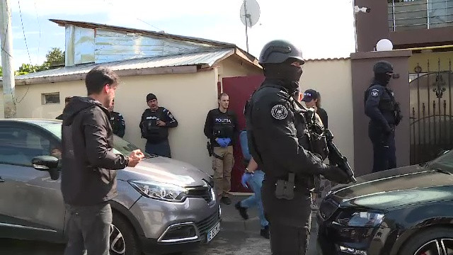 Descinderi în cartierele Ferentari și Rahova din București, la două clanuri. Droguri de 100.000 euro, în casele interlopilor