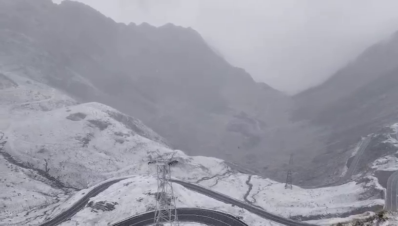 Peisaj de iarnă la Bâlea Lac. Prima zăpadă din acest sezon a acoperit Transfăgărășanul | VIDEO & FOTO