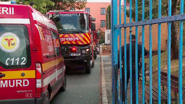 Incendiu la o școală din Cluj. Peste 600 de elevi au fost evacuați de urgență: „Am observat fumul negru”