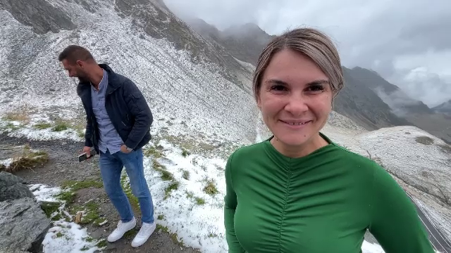 Românii au fost luați prin surprindere de ninsorile de la munte. „A trebuit să împrumut geaca prietenului”