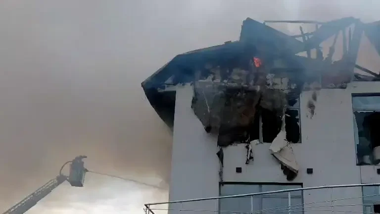 Incendiu violent la un hotel din Tătărani, Prahova. Cinci persoane se aflau în interior, două sunt dispărute