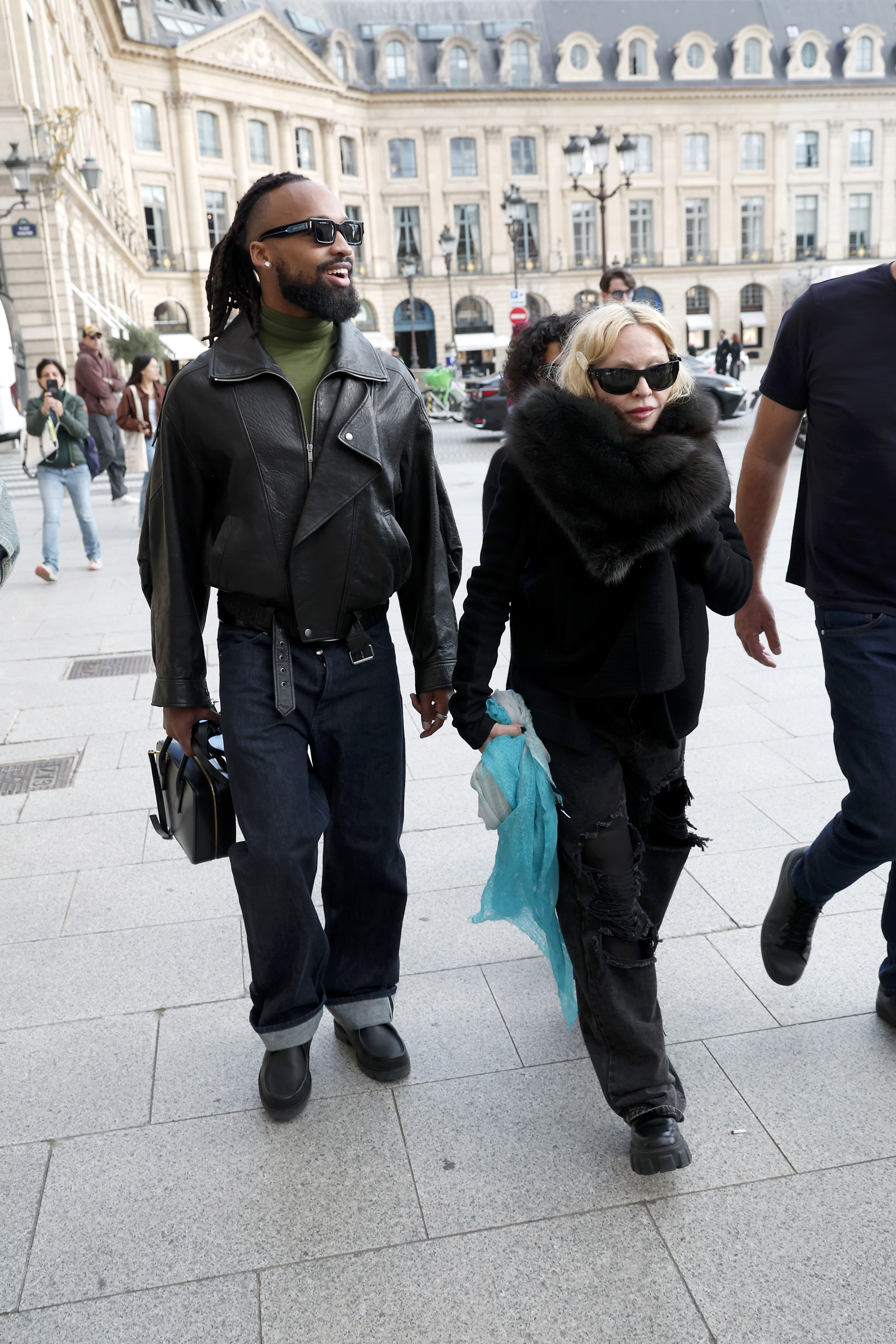 Madonna, de nerecunoscut pe străzile din Paris. Ținuta excentrică cu care au surprins-o paparazzii. FOTO