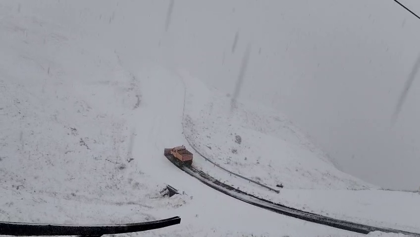 Circulația pe Transfăgărășan, închisă temporar din cauza condițiilor meteo. Stratul de zăpadă depășește 30 de centimetri