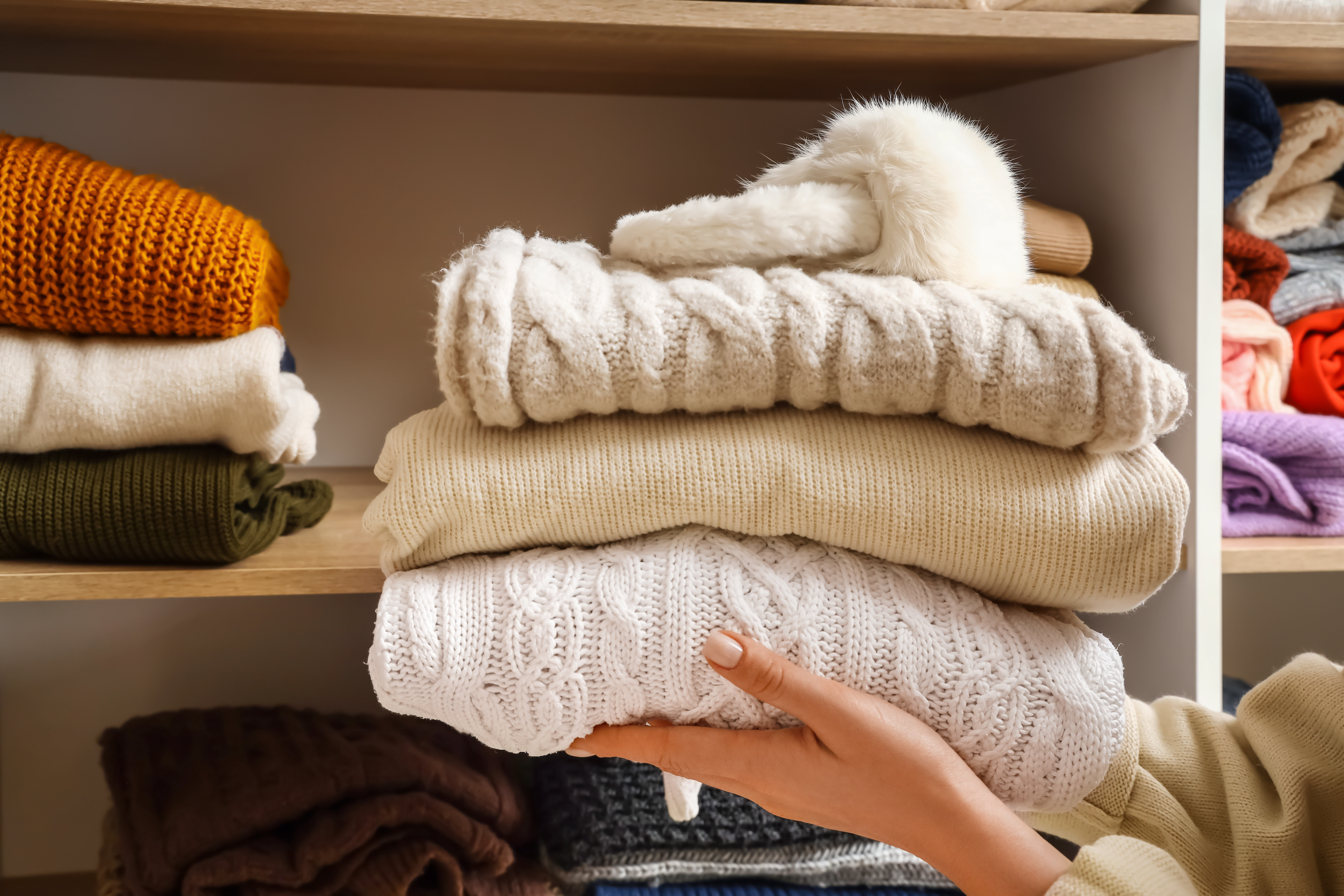 Hainele vechi rămân în dulap. Vasluienii, tot mai chibzuiți cu donațiile de articole vestimentare