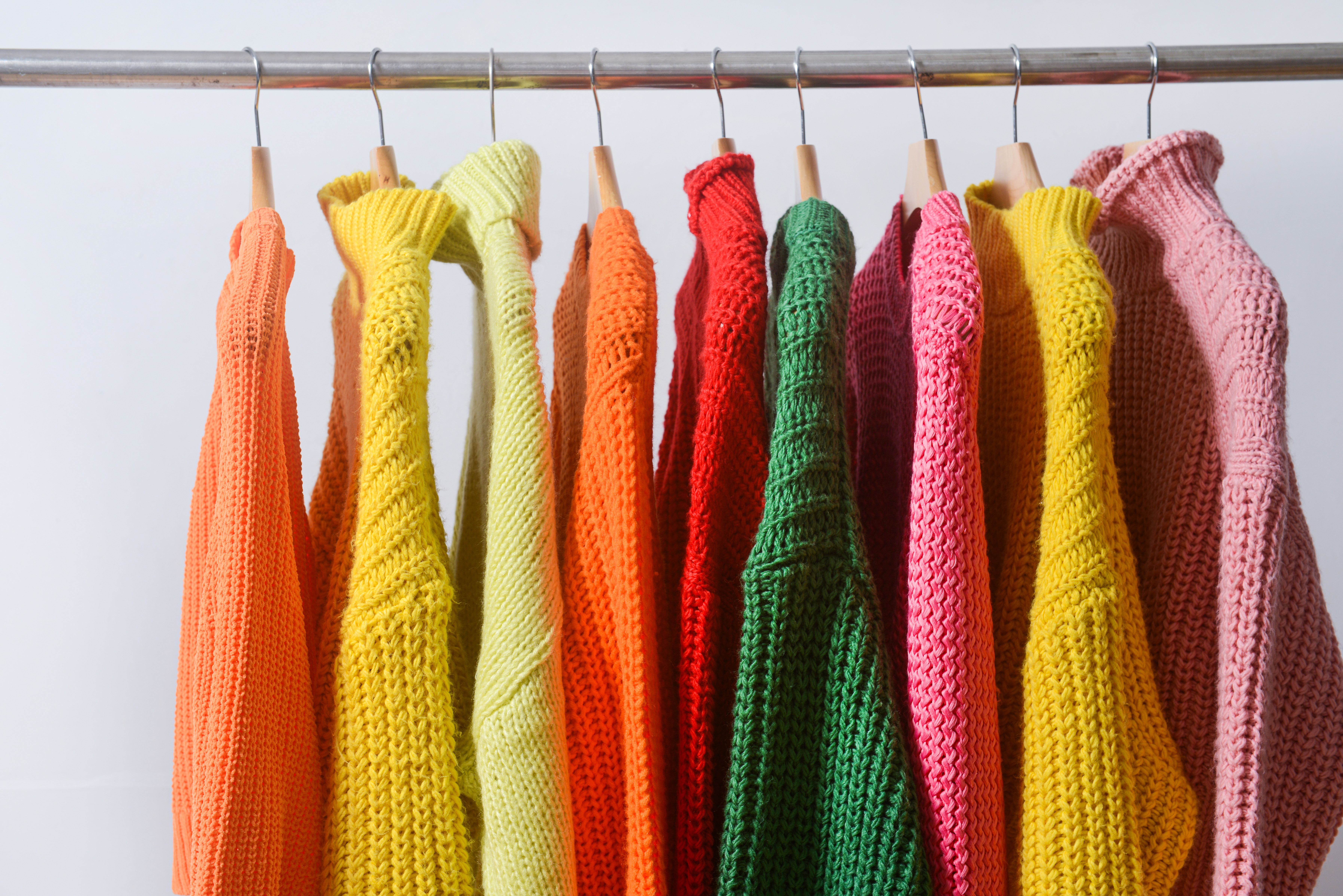 Studiu: Hainele realizate din poliester reciclat poluează mai mult decât cele din poliester nou