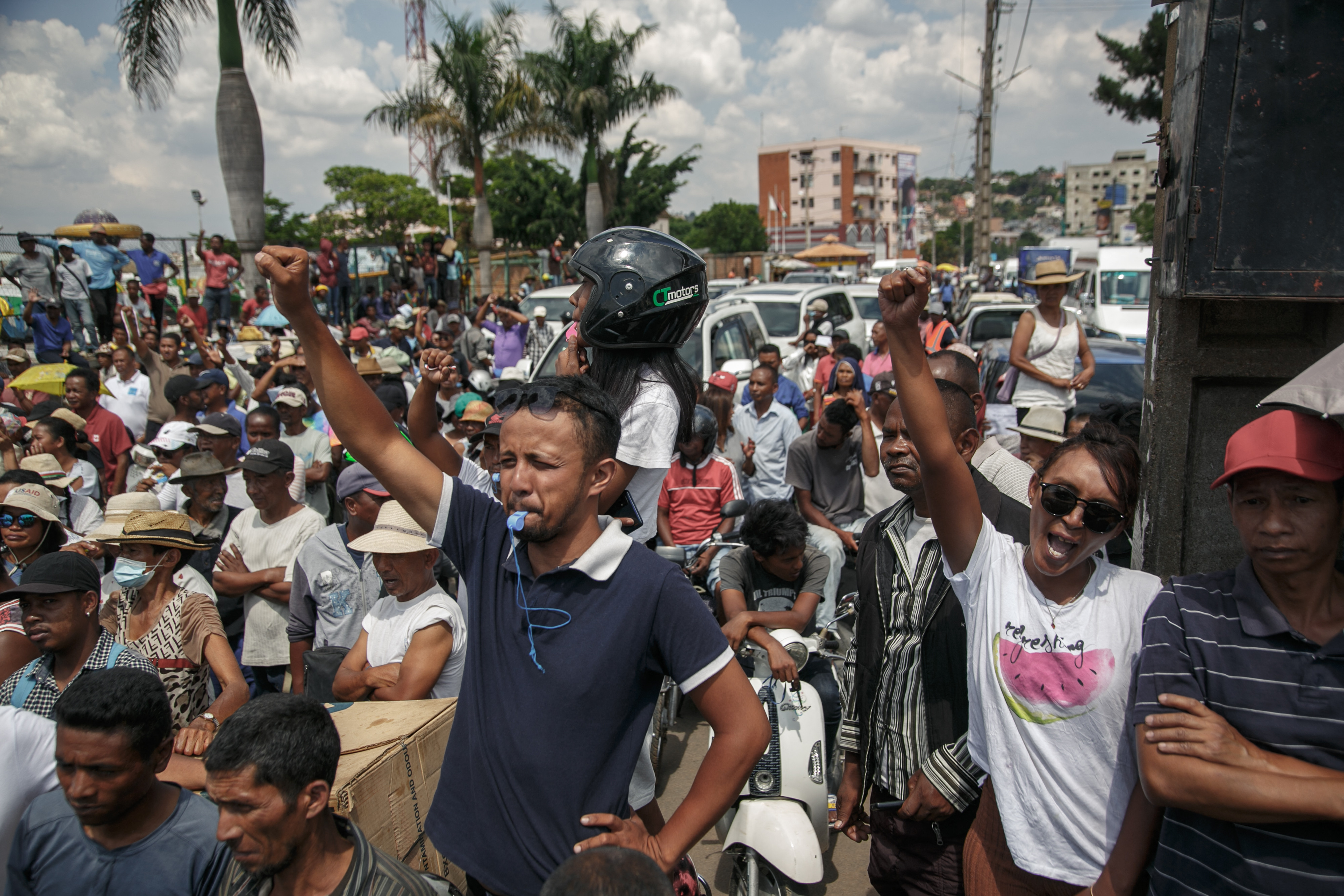 Peste 22 de morți în urma protestelor violente din Madagascar. Președintele malgaș a concediat întregul guvern