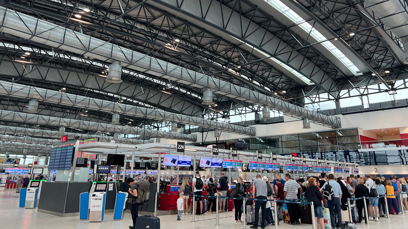 Cehia limitează accesul rușilor cu pașapoarte diplomatice. Măsura unică în UE, motivată de securitate