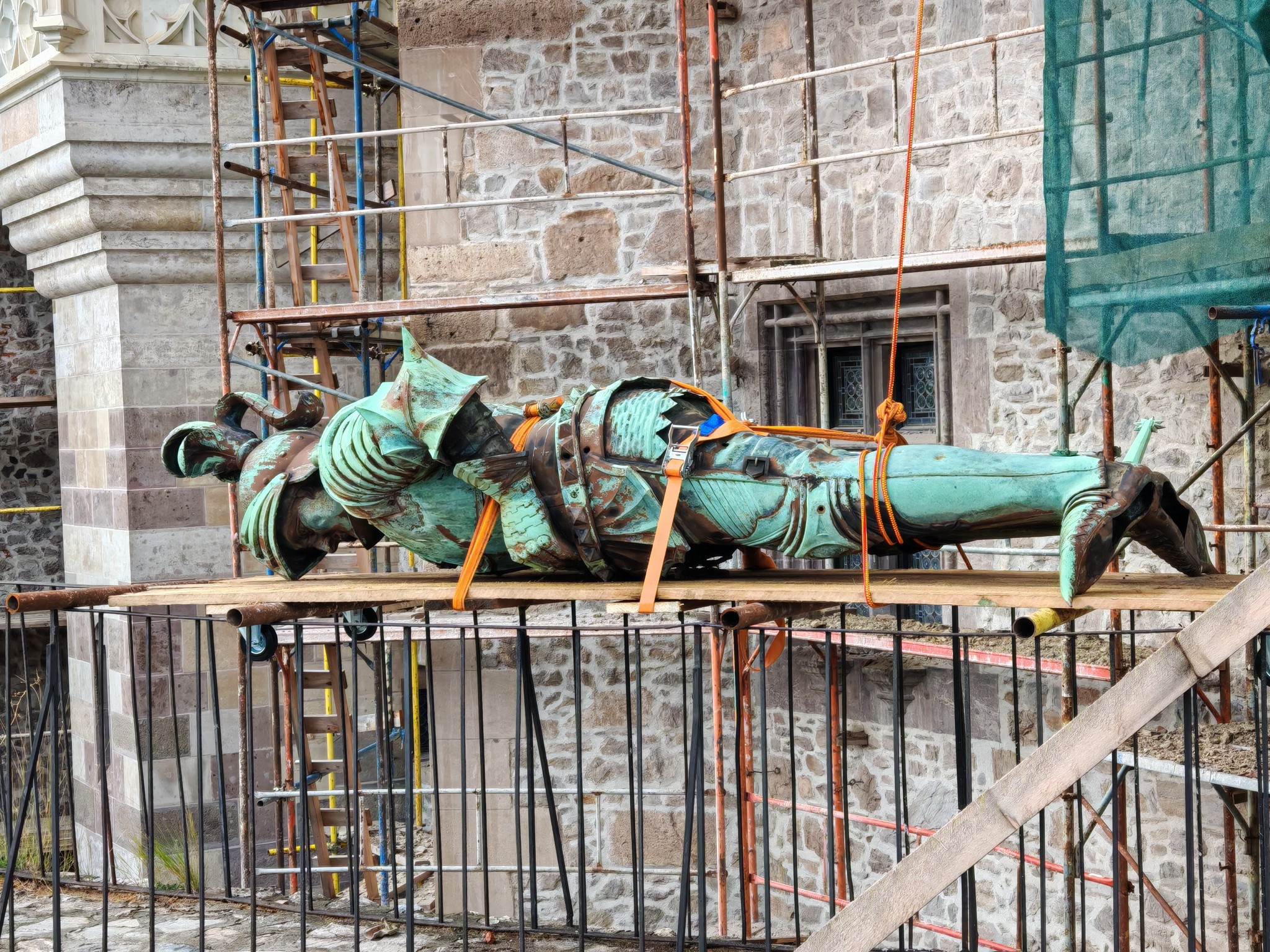 Statuia care îl reprezintă pe Iancu de Hunedoara amplasată pe Castelul Corvinilor a fost astăzi demontată