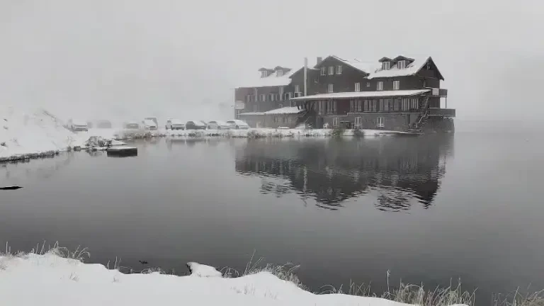 Stratul de zăpadă la Bâlea Lac măsoară deja câțiva cm. Drumarii au ieșit cu utilajele pe șosele | FOTO