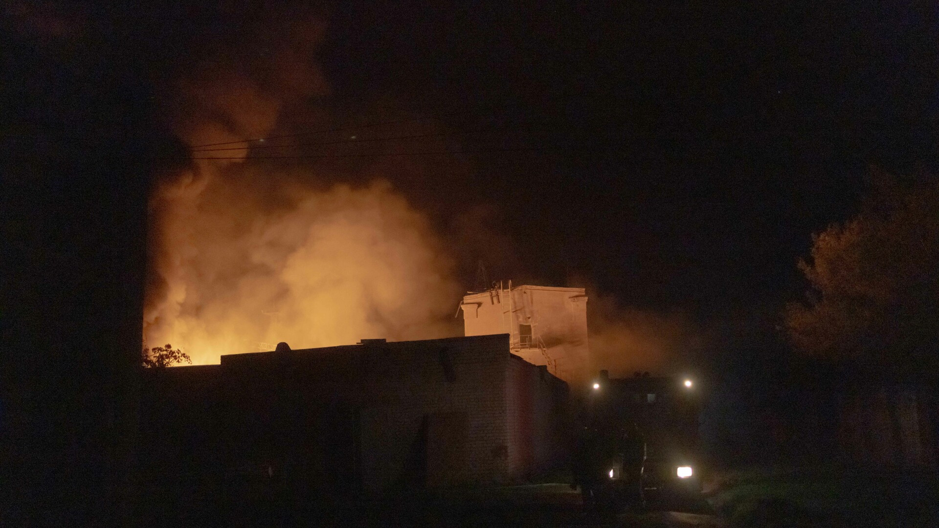 Noapte de foc la Harkov: bombe rusești ghidate au provocat distrugeri. Șase oameni răniți și piețe în flăcări | VIDEO