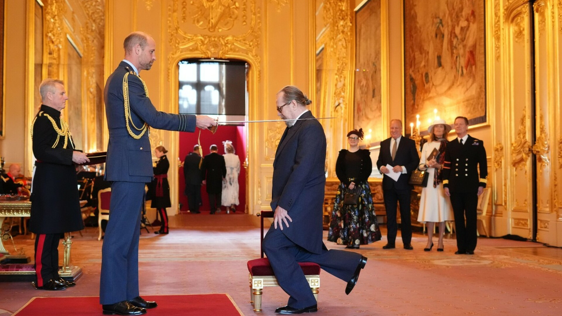 Prințul William l-a numit cavaler pe Gary Oldman la Castelul Windsor. FOTO
