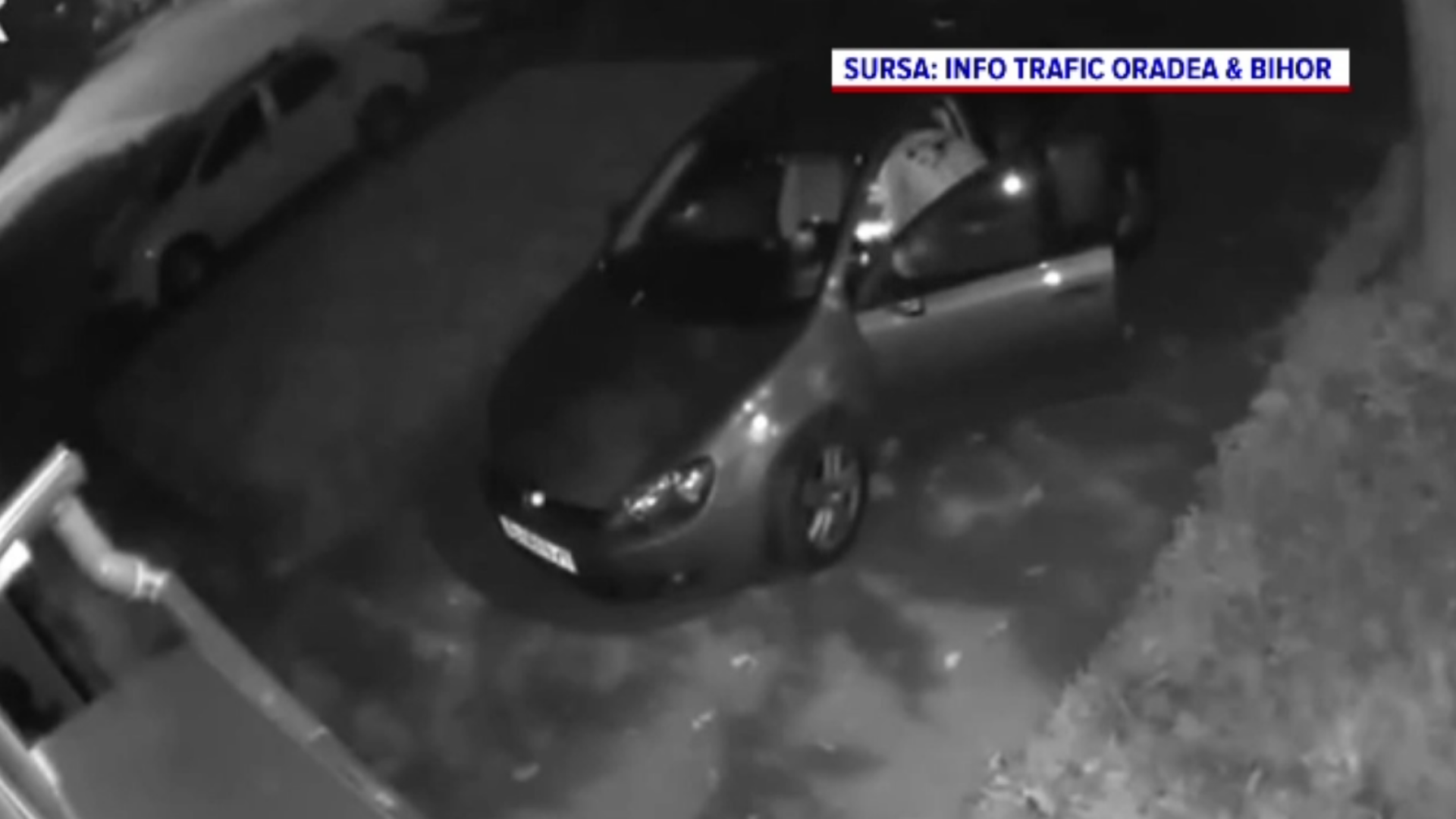 Polițiștii caută un hoț surprins când fura dintr-o mașină neîncuiată în Oradea