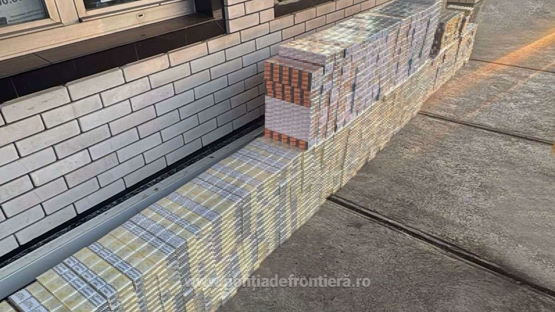 Captură de aproape 40.000 de euro într-o remorcă, descoperită în urma unui control în Timiș. Șoferul a fost reținut. FOTO