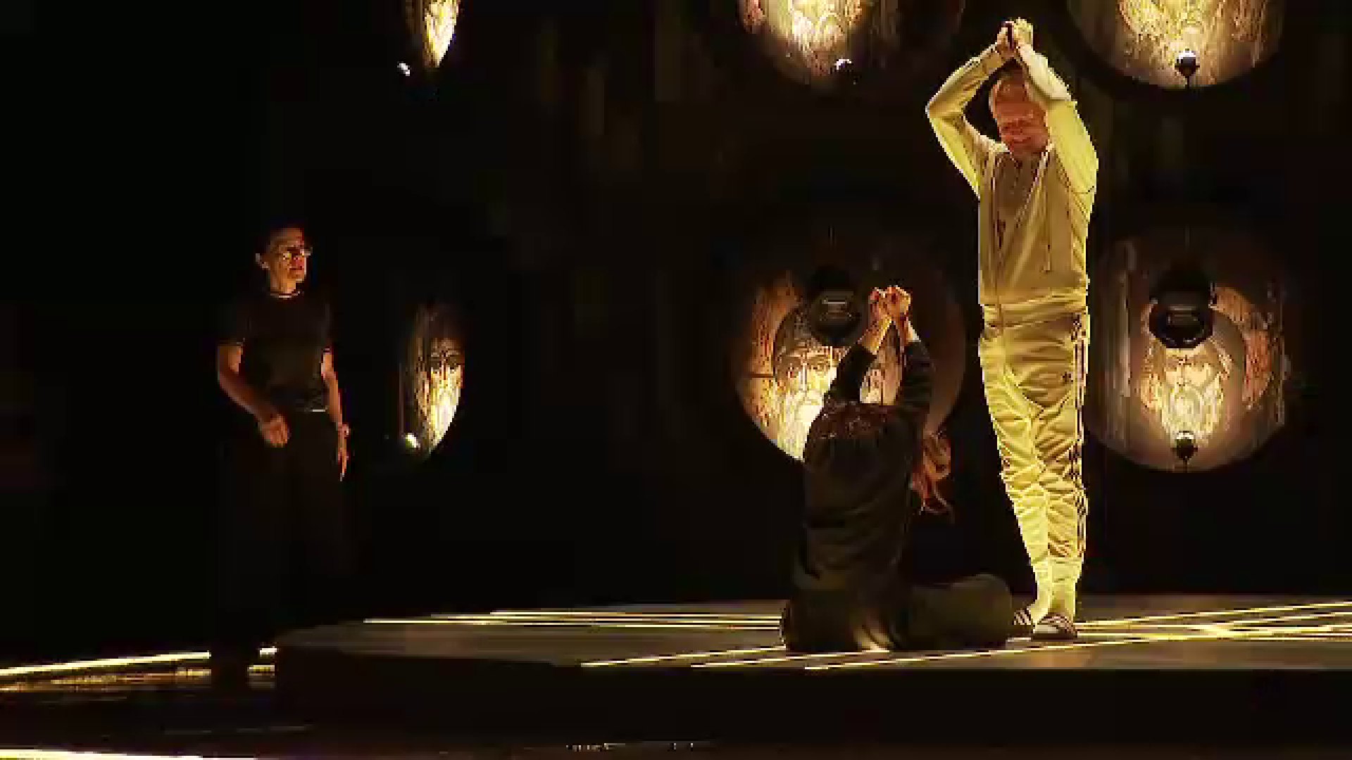 Zeci de mii de oameni s-au înghesuit să prindă bilete la Festivalul Național de Teatru. Reprezentațiile s-au vândut rapid