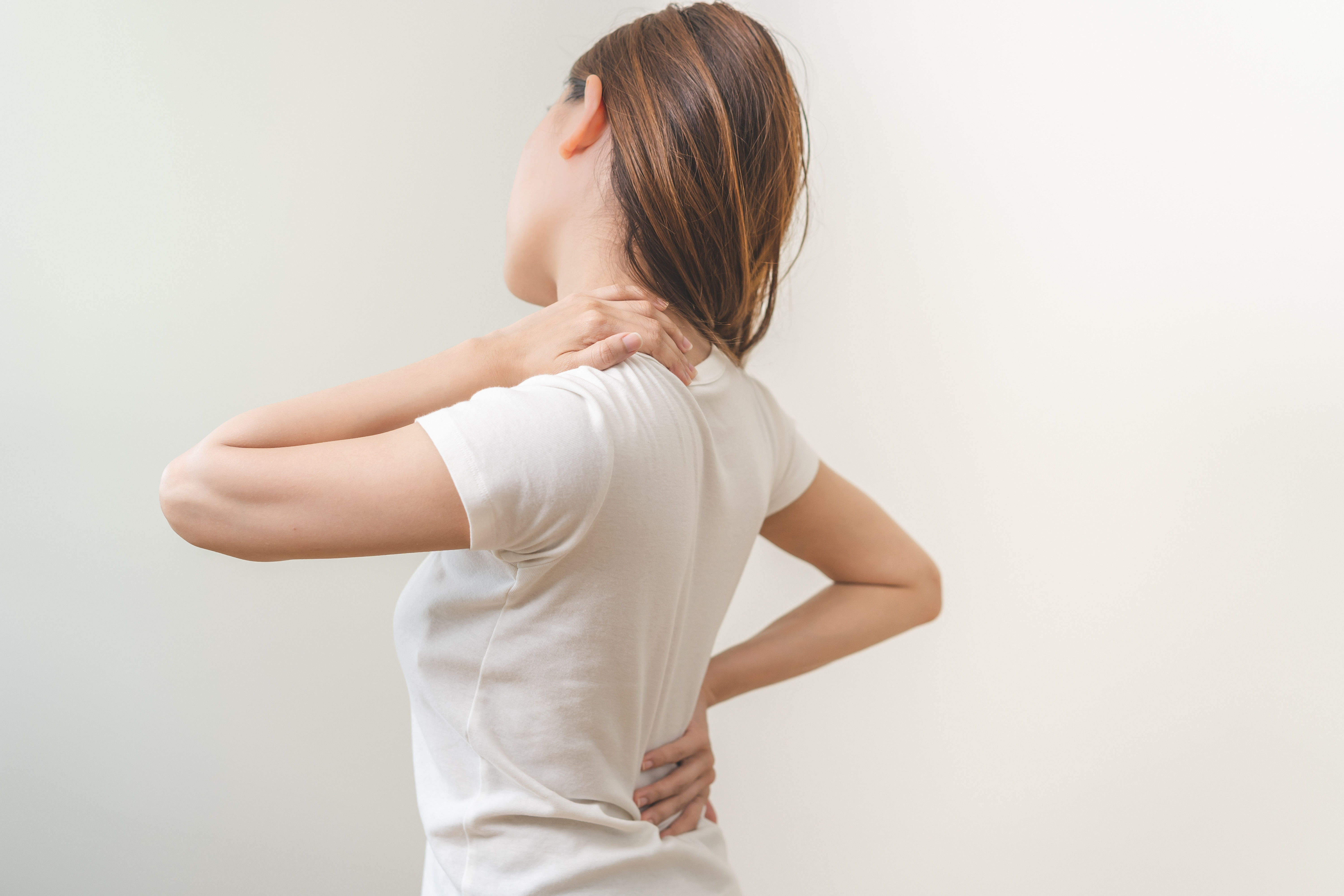 Depunerile metabolice pot afecta și umărul. Calcificările blochează mișcarea normală și provoacă dureri intense